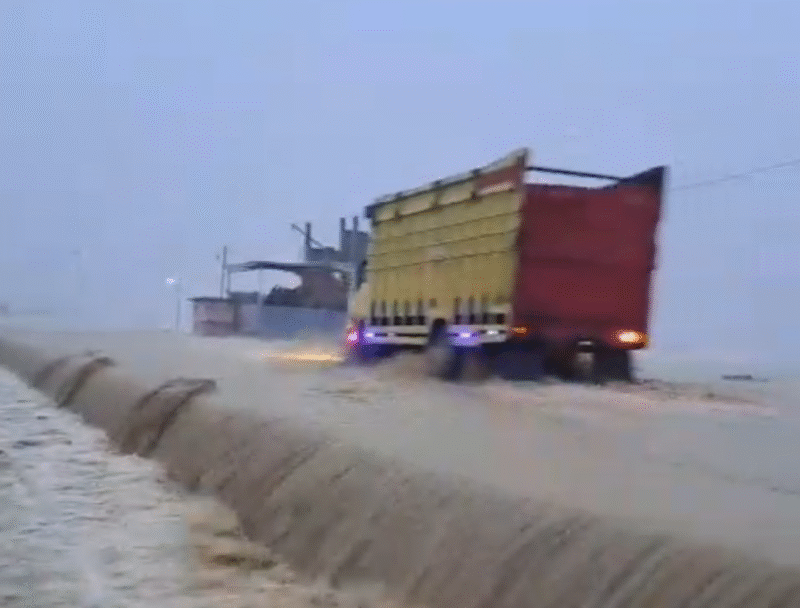 Kondisi jalan di Meureudu Kabupaten Pidie Jaya kembali dilanda banjir, Rabu (24/12/2025) (Foto.IST).