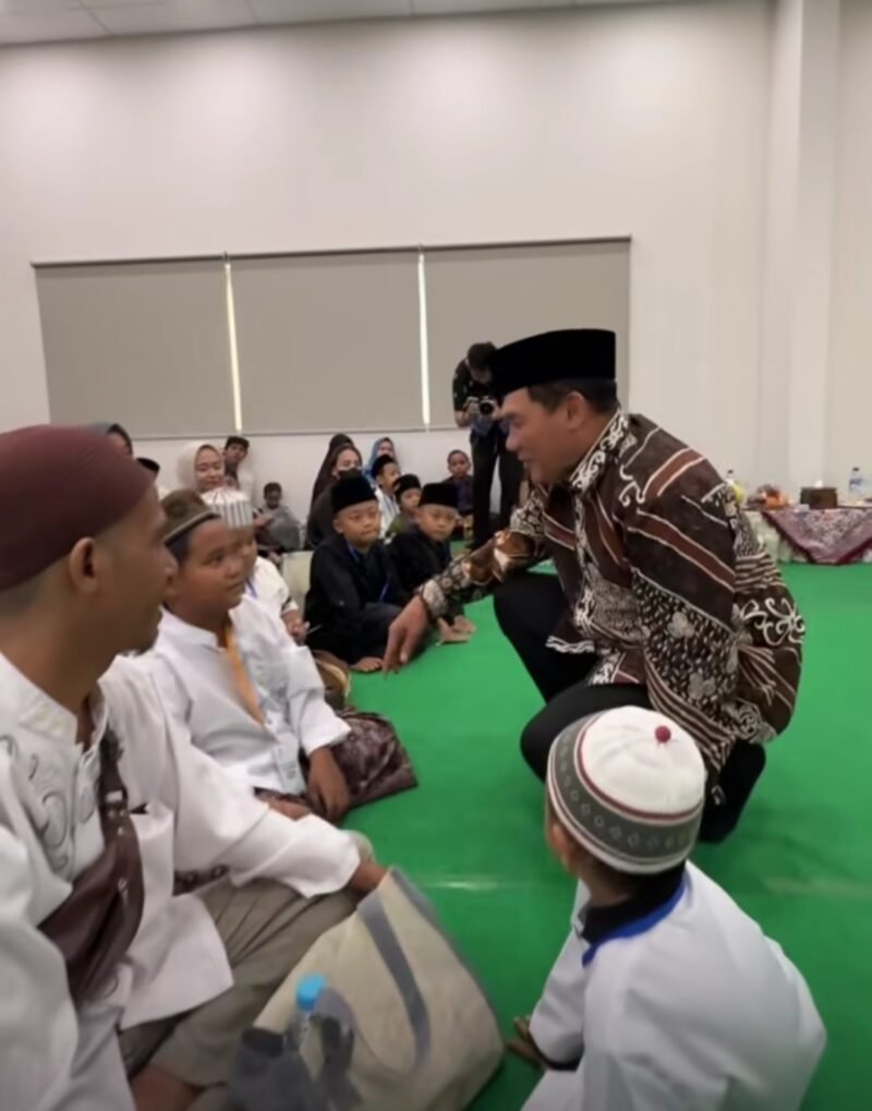 Anggota DPR RI Bambang Haryo Soekartono hadir dalam acara Khitan Massal PT Dharmalautan Utama. Hadir juga Dirut, Erwin H. Poedjono dan pelaksana Khitanan, Niko Noor Indra, beserta tim. Foto: ist.