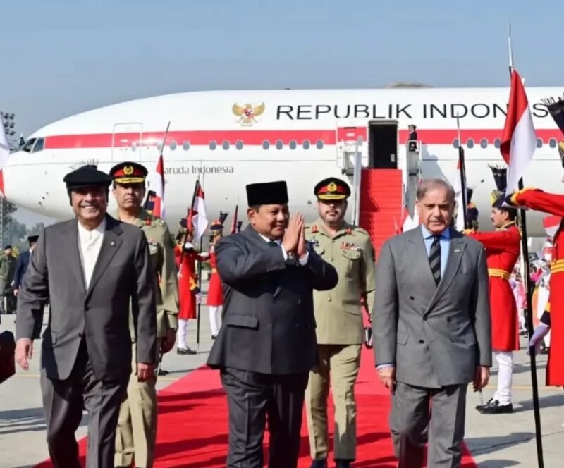 Presiden Prabowo Subianto (Tengah) tiba di Republik Islam Pakistan, Nur Khan Airbase, Provinsi Punjab. (Foto : NOA.co.id/ @pakinindonesia).