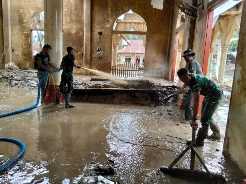 TNI Bersama Warga Bersihkan Masjid Pasca Banjir di Aceh Utara, Sabtu (13/12/2025). (Foto : NOA.co.id/HO-Puspen  TNI).