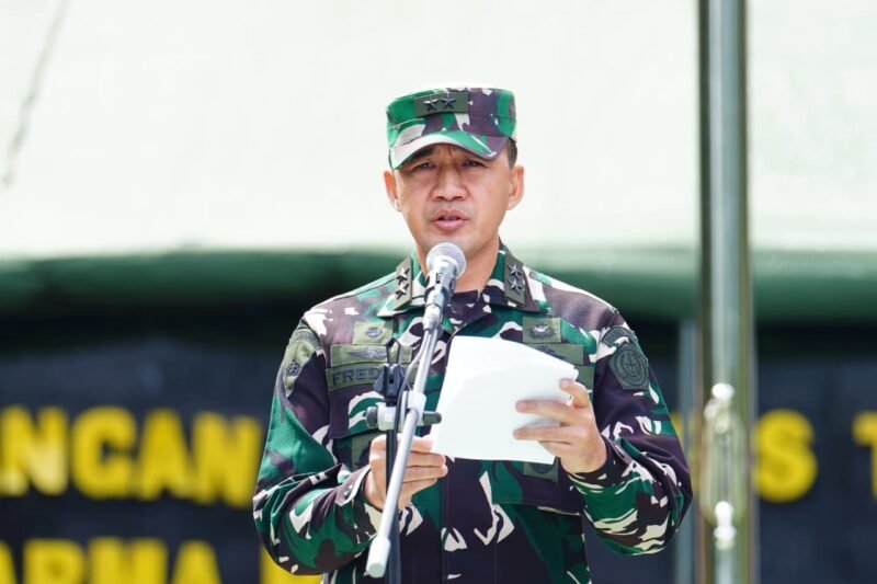 Kapuspen TNI Mayjen TNI (Mar) Freddy Ardianzah mewakili Menteri Pertahanan RI Sjafrie Sjamsoeddin saat membuka kegiatan Pembekalan Awak Media Prosedur Kedaruratan di Daerah Rawan bertempat Menlatpur Kostrad Sanggabuana, Karawang, Jawa Barat, Senin (15/12/2025). (Foto : NOA.co.id/HO-Puspen TNI).