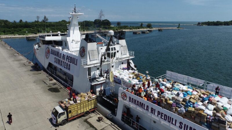 Bakamla RI Melalui unsur KN. Pulau Dana-323 yang membawa bantuan kemanusiaan Peduli Sumatra saat sandar di Pelabuhan Lhokseumawe, Aceh, Selasa (23/12/2025). (Foto : NOA.co.id/HO-Bakamla RI).