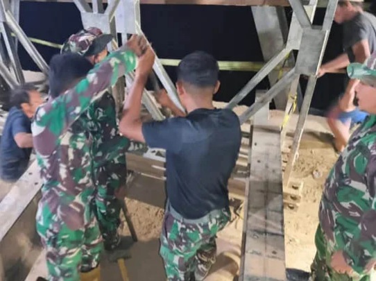 Prajurit Yon Zipur 16/DA, Kodam Iskandar Muda (IM) kebut menyelesaikan pembangunan jembatan Bailey di Aceh. (Foto: Kodam IM)