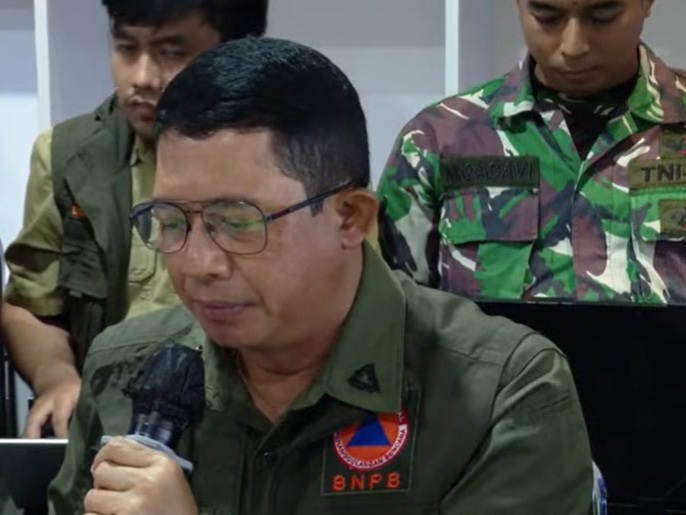 Kepala BNPB Suharyanto (Tengah) saat rapat terbatas bersama Presiden Prabowo Subianto, beserta sejumlah menteri maupun kepala daerah terkena bencana di Lanud Sultan Iskandar Muda, Aceh Besar, Minggu Malam, (7/12/2025). (Foto : NOA.co.id/Farid Ismullah).