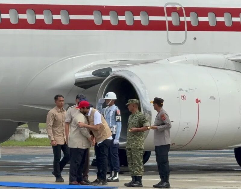 Presiden Prabowo (Pertama Kiri) saat tiba di Bandara Internasional Sultan Iskandar Muda, Kabupaten Aceh Besar, Provinsi Aceh, Minggu pagi (7/12/2025). (Foto : Ist).
