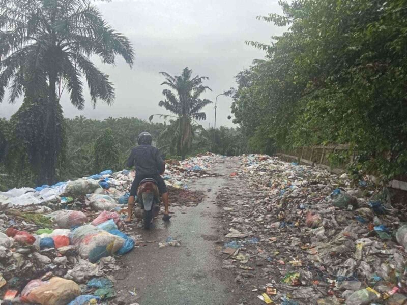 Sampah Menutupi Badan Jalan Penghubung Desa Anjo-Anjo/Tunas Harapan, Foto: Doc RRI/Muhammad Muliadi Simanjuntak