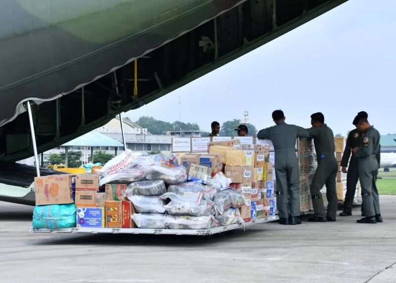 Para prajurit TNI mendistribusikan bantuan untuk korban bencana di Aceh, Sumut, dan Sumbar. (Puspen TNI)