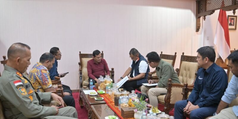 Wakil Gubernur Aceh Fadhlullah menerima kunjungan Wakil Kepala Badan Pengaturan BUMN Tedi Bharata di rumah dinas Wagub Aceh, Kamis (8/1/2026), membahas penanganan bencana dan pembangunan hunian sementara. Foto: Dok. Biro Adpim Setda Aceh