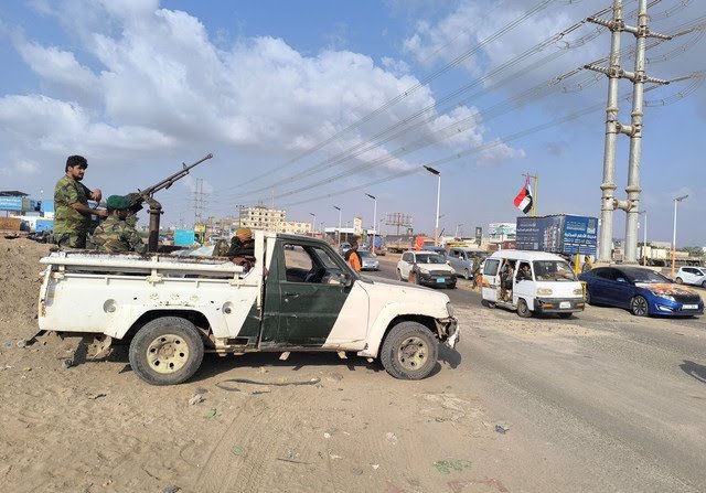 Seorang polisi mengoperasikan senapan mesin di bagian belakang truk patroli setelah, menurut koalisi yang didukung Saudi, Aidarous al-Zubaidi, pemimpin Dewan Transisi Selatan Yaman (STC), melarikan diri ke tempat yang tidak diketahu, Rabu (7/1/2026). Foto: Fawaz Salman/REUTERS