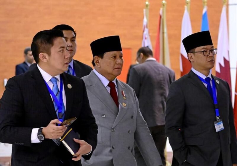 Presiden Prabowo Subianto bersama Sekretaris Kabinet (Seskab) Letkol Teddy Indra Wijaya dan Menteri Luar Negeri Sugiono. (Foto : Istimewa).