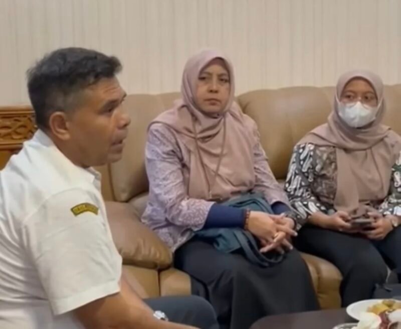 Plt Kepala Dinas Pendidikan Aceh, Murthalamuddin, saat audiensi bersama BPKP Perwakilan Aceh membahas percepatan penyaluran Dana BOS bagi sekolah terdampak banjir dan longsor. Foto: Dok. Istimewa