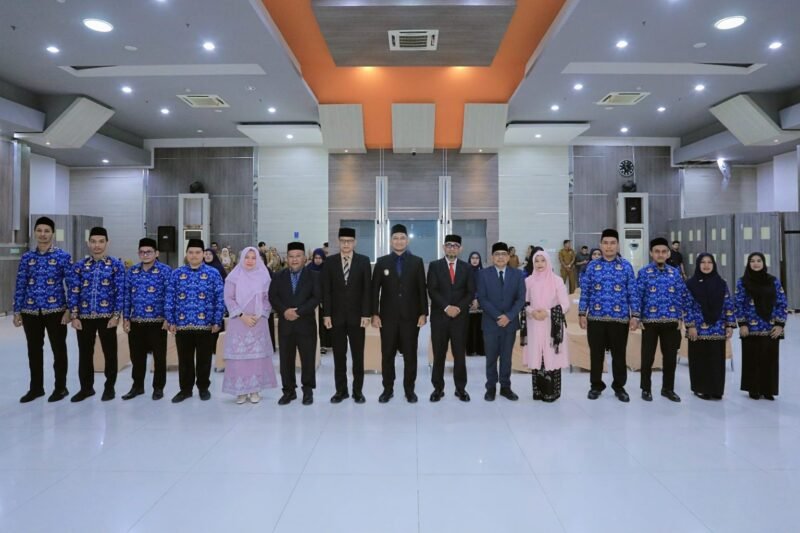 Wakil Wali Kota Banda Aceh Afdhal Khalilullah bersama pejabat yang baru dilantik berfoto bersama usai prosesi pelantikan di Balai Kota Banda Aceh, Selasa (30/12/2025). Foto: Dok. Prokopim Kota Banda Aceh