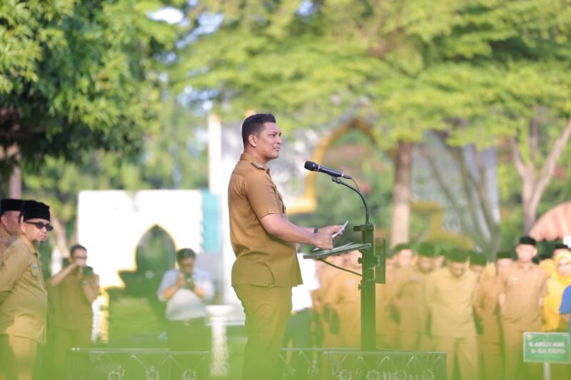 Wakil Wali Kota Banda Aceh, Afdhal Khalilullah, memimpin apel gabungan perdana awal tahun 2026 di halaman Balai Kota Banda Aceh, Senin (12/1/2026). Foto: Dok. Prokopim Kota Banda Aceh