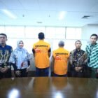 Penyidik OJK menyerahkan dua tersangka kasus Investree Radhika Jaya ke Kejaksaan Negeri Jakarta Selatan, Kamis (22/1/2026). Foto: Dok. Istimewa