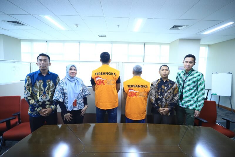 Penyidik OJK menyerahkan dua tersangka kasus Investree Radhika Jaya ke Kejaksaan Negeri Jakarta Selatan, Kamis (22/1/2026). Foto: Dok. Istimewa