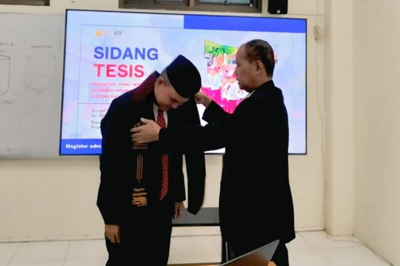 Safii saat menerima gelar akademik M.Pd yang digelar di  Universitas Syiahkuala, Banda Aceh, Kamis 15 Januari 2026. Foto: (Ist).