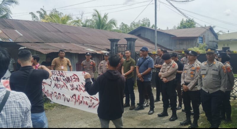 Para pendemo saat melaksanakan aksi damai di depan kantor Kejari Simeulue. Foto:Dok. Argam/Noa.co.id.