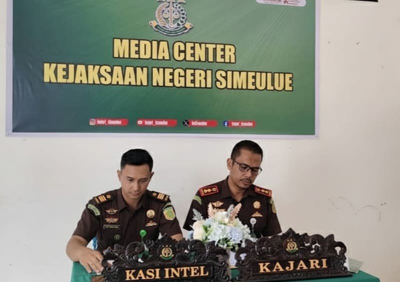 Kepala Kejaksaan Negeri Simeulue, Ilhamd Wahyudi, S.H., M.H., yang didampingi Kepala Seksi Intelijen Fickry Abrar Pratama, S.H., M.H.,  saat menggelar Pers Rilis pada Selasa, 20/1/2026). Foto:Dok  Argam/Noa.co.id.