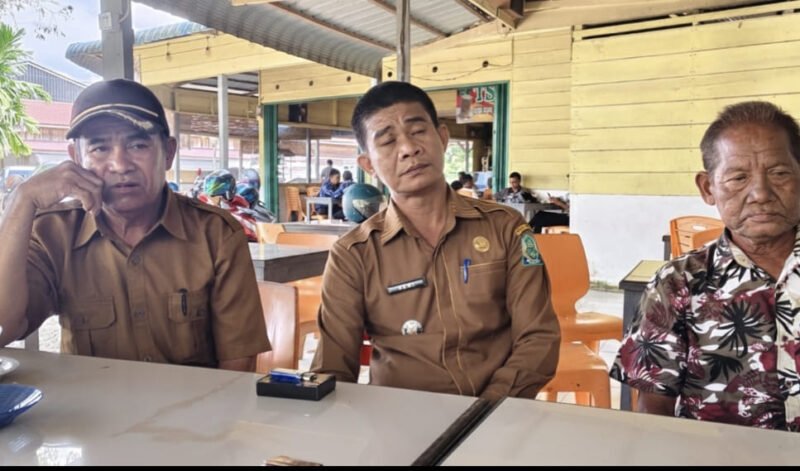 Camat Alafan  Herizal, bersama Pj. Kepala Desa Lafakha dan ketua Gapoktan. Foto:Dok. Argam/Noa.co.id.