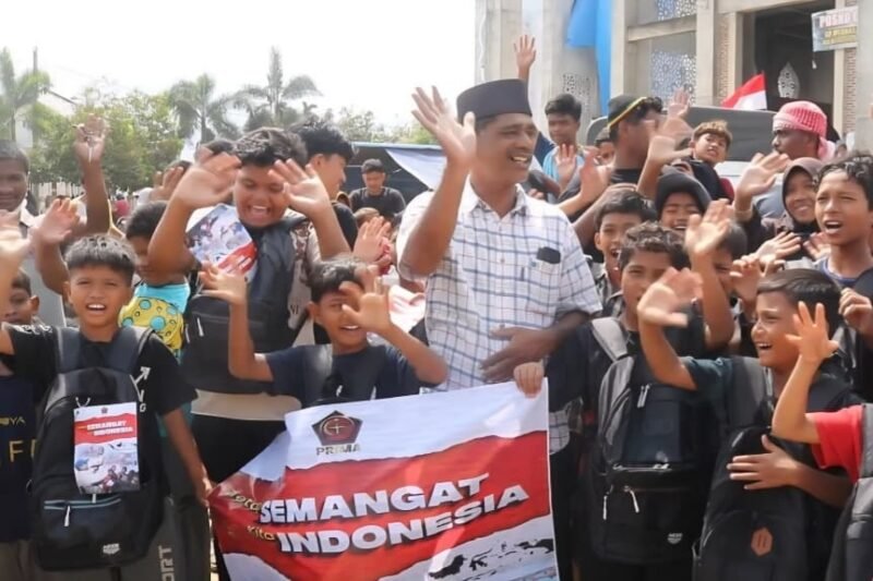 1.800 paket peralatan sekolah kepada anak-anak korban banjir di wilayah Provinsi Aceh, Minggu (4/1/2026). (Foto : NOA.co.id/HO-Puspen TNI).