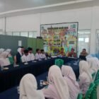 Plt. Kepala DPMPKB Aceh Jaya, Dahrial Saputra, S.IP, serta pengurus Forum Anak Aceh Jaya (FORAYA) periode 2025–2027 pada saat pemukaan kegiatan pemilihan di Kantor DPMPKB Aceh Jaya, Calang, Selasa (13/1/2026). Foto: Dok. Sanusi/NOA.co.id