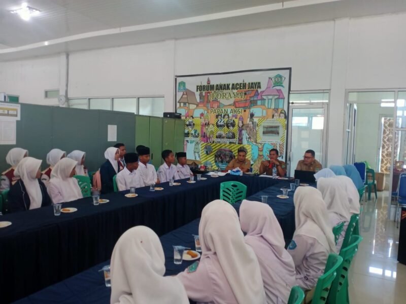 Plt. Kepala DPMPKB Aceh Jaya, Dahrial Saputra, S.IP, serta pengurus Forum Anak Aceh Jaya (FORAYA) periode 2025–2027 pada saat pemukaan kegiatan pemilihan di Kantor DPMPKB Aceh Jaya, Calang, Selasa (13/1/2026). Foto: Dok. Sanusi/NOA.co.id