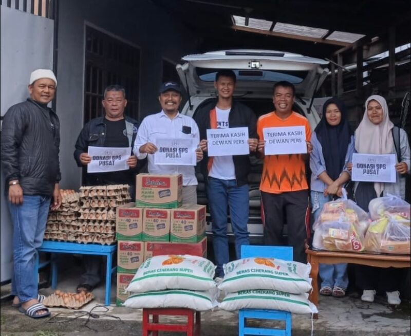 SPS Aceh menyalurkan bantuan sembako dari Dewan Pers kepada wartawan anggota SPS di wilayah Dataran Tinggi Aceh, Minggu (4/1/2026). Foto: Dok. Istimewa 