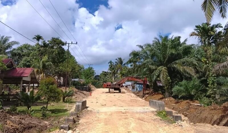 Pembangunan jalan transmigrasi yang menjadi harapan masyarakat selama puluhan tahun. Foto: Dok. Istimewa