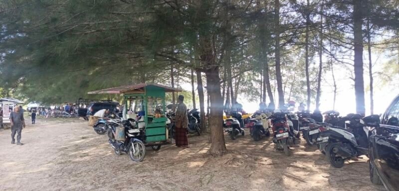 Suasana Pantai Alue Batak, Gampong Lhok Geulumpang, Kecamatan Setia Bakti, Aceh Jaya, tampak dipadati pengunjung saat libur Tahun Baru 2026, Kamis (1/1/2026). Foto: Dok. Sanusi/NOA.co.id