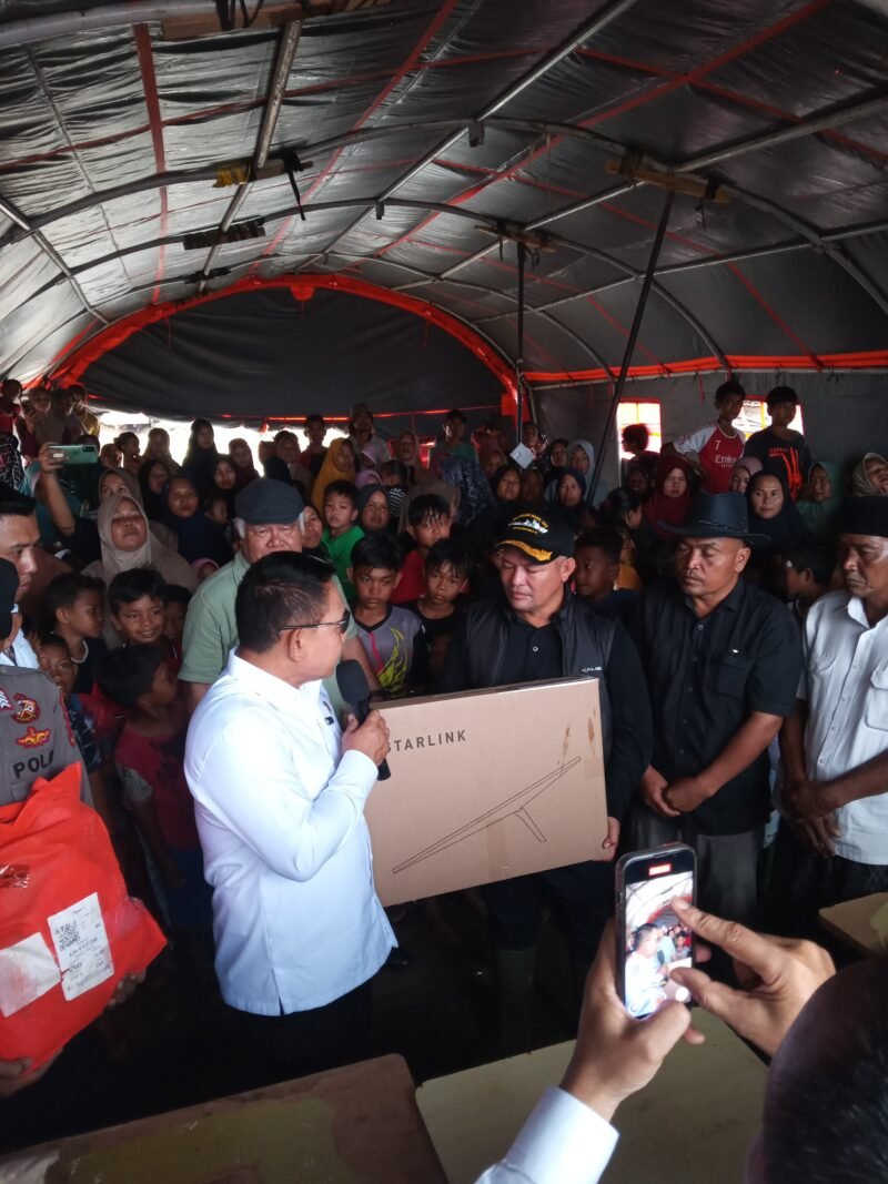 Dudung menyerahkan secara simbolis starlink ke Bupati Aceh Utara untuk dipasang di Desa Lubok Pusaka, Kecamatan Langkahan Kabupaten Aceh Utara. Kamis, 8 Januari 2026. Dok. Ist