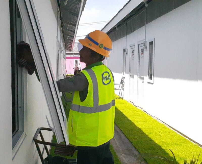Pekerja saat membersihkan Rumah Hunian Sementara Danantara di Desa Manyang Lancok, Kec. Meureudu, Kabupaten Pidie Jaya, Provinsi Aceh, Jumat (16/1/2026). (Foto : Farid Ismullah/NOA.co.id).