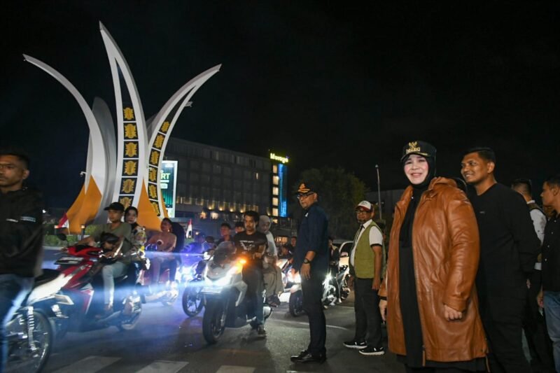 Wali Kota Banda Aceh Illiza Sa’aduddin Djamal bersama Forkopimda saat patroli pengamanan malam pergantian tahun 2026 di kawasan Simpang Lima Banda Aceh, Rabu (31/12/2025). Foto: Dok. Prokopim Kota Banda Aceh