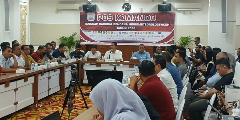 Sekda Aceh, M. Nasir, S.IP, MPA, saat memimpin Rapat Pertumbuhan Ekonomi Pascabencana Hidrometeorologi, yang diikuti para Asisten, Kepala SKPA/Biro, NGO/OKP, dan lintas sektor terkait, di Posko Tanggap Darurat Bencana Hidrometeorologi Aceh Tahun 2026, Setda Aceh, Banda Aceh, Minggu (11/1/2026). Foto: Dok. Biro Adpim Setda Aceh 