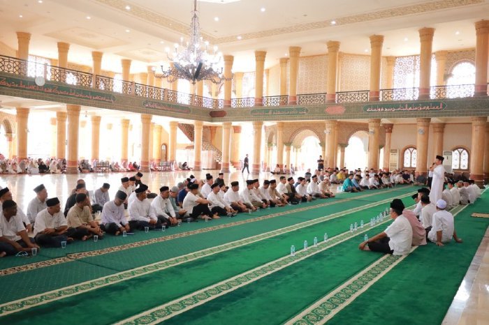 Bupati Aceh Barat Tarmizi SP, MM bersama Wakil Bupati Said Fadheil menghadiri Majelis Taklim Perdana tingkat Kabupaten Aceh Barat di Meulaboh, Jumat (2/1/2026). Foto: Dok. Pemkab Aceh Barat