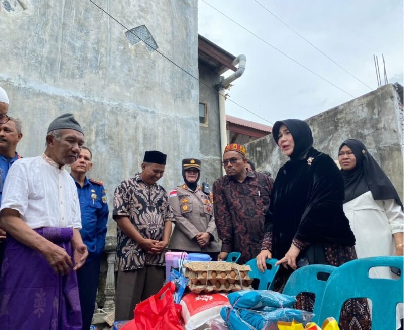 Wali Kota Banda Aceh, Illiza Sa’aduddin Djamal, menyerahkan bantuan masa panik kepada korban kebakaran tiga rumah kopel di Gampong Neusu, Baiturrahman, Rabu (7/1/2026). Foto: Dok. Diskominfo Kota Banda Aceh