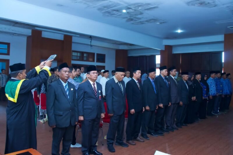 Sejumlah pejabat pimpinan tinggi pratama di lingkungan Pemerintah Kabupaten Aceh Jaya mengikuti prosesi pelantikan dan pengambilan sumpah jabatan yang berlangsung di Aula Setdakab Aceh Jaya, Jumat (2/1/2026).  Foto: Dok. Pemkab Aceh Jaya
