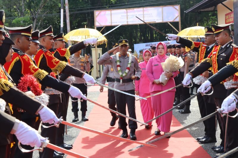 Prosesi Pedang Pora saat Farewell Parade pisah sambut Kapolres Aceh Besar dari AKBP Sujoko kepada AKBP Chairul Ikhsan di halaman Mapolres Aceh Besar, Selasa (6/1/2026). Foto: Dok. Istimewa