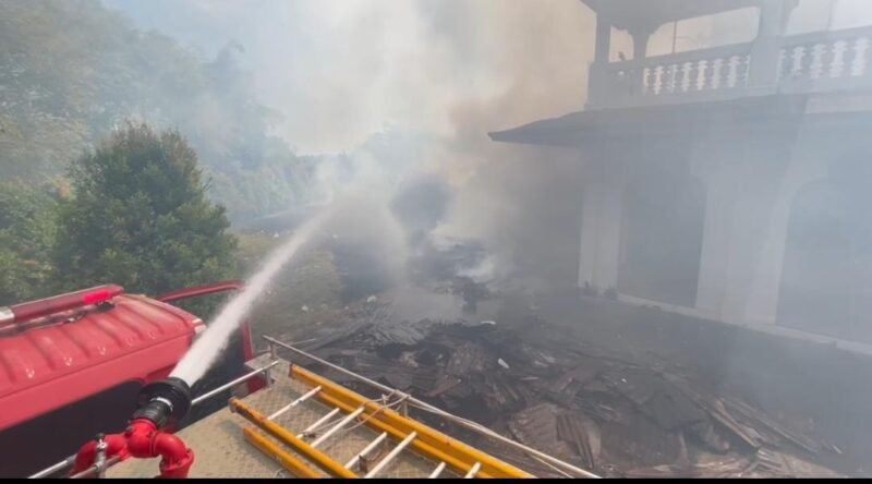 Tangkapan layar video milik salah satu warga memperlihatkan petugas pemadam kebakaran memadamkan kebakaran lahan di area samping Pendopo Bupati Aceh Jaya, Rabu (28/1/2026). Foto: Dok. Sanusi/NOA.co.id