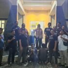 Pelaku pencurian dengan kekerasan berinisial RS saat diamankan petugas gabungan di Polsek Baiturrahman, Banda Aceh, Rabu malam (21/1/2026). Foto: Dok. Istimewa