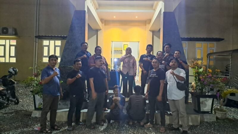 Pelaku pencurian dengan kekerasan berinisial RS saat diamankan petugas gabungan di Polsek Baiturrahman, Banda Aceh, Rabu malam (21/1/2026). Foto: Dok. Istimewa