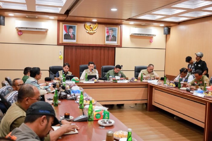 Bupati Aceh Barat Tarmizi SP, MM memimpin Rakor Bupati dan Wali Kota se-Barsela Aceh bersama Kepala BNPB Letjen TNI Suharyanto di Aula Teuku Umar, Meulaboh, Sabtu (3/12/2026). Foto: Dok. Pemkab Aceh Barat