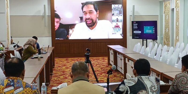 Gubernur Aceh Muzakir Manaf memimpin rapat virtual perpanjangan ketiga status tanggap darurat bencana hidrometeorologi Aceh di Posko Tanggap Darurat Banjir dan Longsor Aceh, Kamis (8/1/2026). Foto: Dok. Biro Adpim Setda Aceh