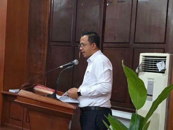 Kepala Baperida Aceh Jaya, Teuku Khairullah, menyampaikan paparan dalam kegiatan resmi pemerintah daerah di Aceh Jaya pada tahun 2025. Foto: Dok. Sanusi/NOA.co.id