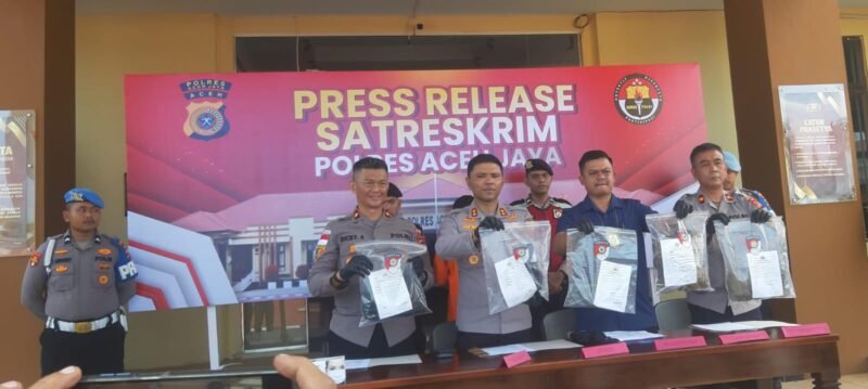 Kapolres Aceh Jaya AKBP Zulfa Renaldo, S.I.K., M.Si., didampingi Waka Polres Aceh Jaya, Kabag Ops Polres Aceh Jaya, dan Kasat Reskrim Polres Aceh Jaya, memperlihatkan barang bukti yang diamankan kepada awak media saat konferensi pers pengungkapan kasus di Mapolres Aceh Jaya, Rabu (7/1/2026). Foto: Dok. Sanusi/NOA.co.id