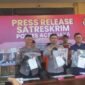 Kapolres Aceh Jaya AKBP Zulfa Renaldo, S.I.K., M.Si., didampingi Waka Polres Aceh Jaya, Kabag Ops Polres Aceh Jaya, dan Kasat Reskrim Polres Aceh Jaya, memperlihatkan barang bukti yang diamankan kepada awak media saat konferensi pers pengungkapan kasus di Mapolres Aceh Jaya, Rabu (7/1/2026). Foto: Dok. Sanusi/NOA.co.id