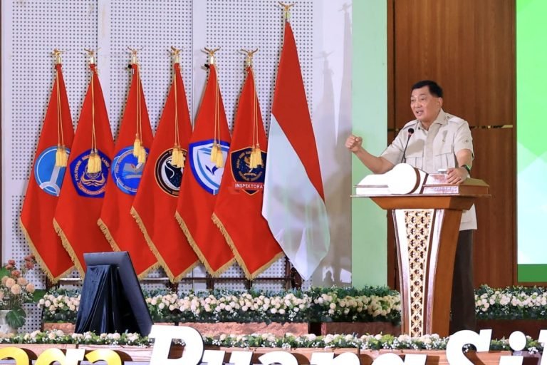 Menhan RI, Sjafrie Sjamsoeddin saat menyampaikan keynote speech dalam acara BSSN Executive Town Hall 2026, di Auditorium Mayjen TNI Dr. Roebiono Kertopati, BSSN, Depok, pada Senin (19/1/2026). (Foto : NOA.co.id/HO-Biro Infohan Setjen Kemhan).