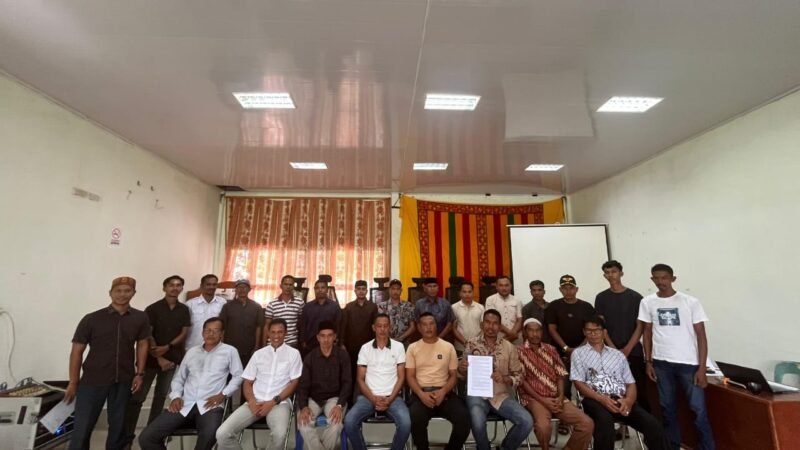 Aliansi Pasie Raya Peduli berfoto bersama usai musyawarah penolakan aktivitas tambang emas dan pembalakan liar di Aula Kantor Camat Pasie Raya, Kabupaten Aceh Jaya, Jumat (9/1/2026). Foto: Dok. Zulfikri