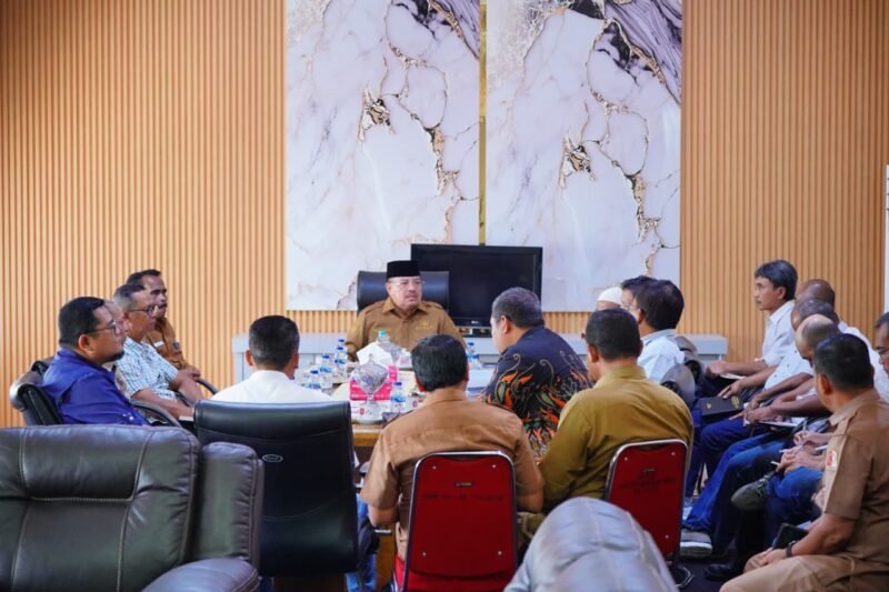 Bupati Nagan Raya Teuku raja Keumangan didampingi Plt. Sekda Nagan Raya Zulkifli memanggil kepala perusahaan Pabrik kelapa sawit di ruang kerja Bupati, Senin (26/01/2026). Foto: Dok. Istimewa 