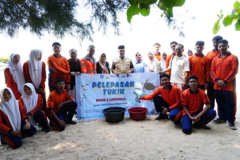 Plt Kepala Dinas Pendidikan Aceh Murthalamuddin, S.Pd., MSP bersama kepala sekolah, guru, dan siswa SMA Negeri 1 Lhoknga saat pelepasan 79 tukik penyu di Pantai Lampuuk, Lhoknga, Aceh Besar, Kamis (15/01/2026). Foto: Dok. Istimewa