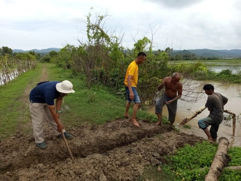 Mantri Tani Darussalam, Khaidir SP bersama Petani saat membuat aliran air sawah di Gampong Lamreh, Darussalam, Kamis (8/1/2026). Foto: Dok. MC Aceh Besar